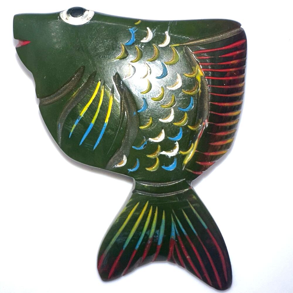 Antique vintage 1930s 1940s carved hand painted green Bakelite fish brooch - Picture 4 of 8